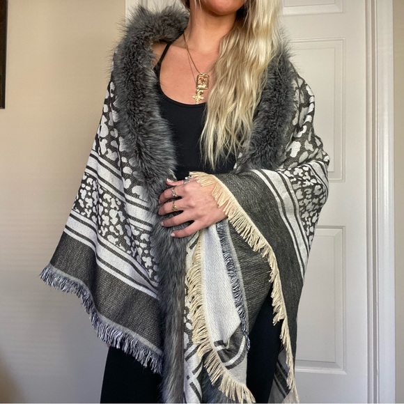 Poncho / Overlay with faux fur - Picture 2 of 6